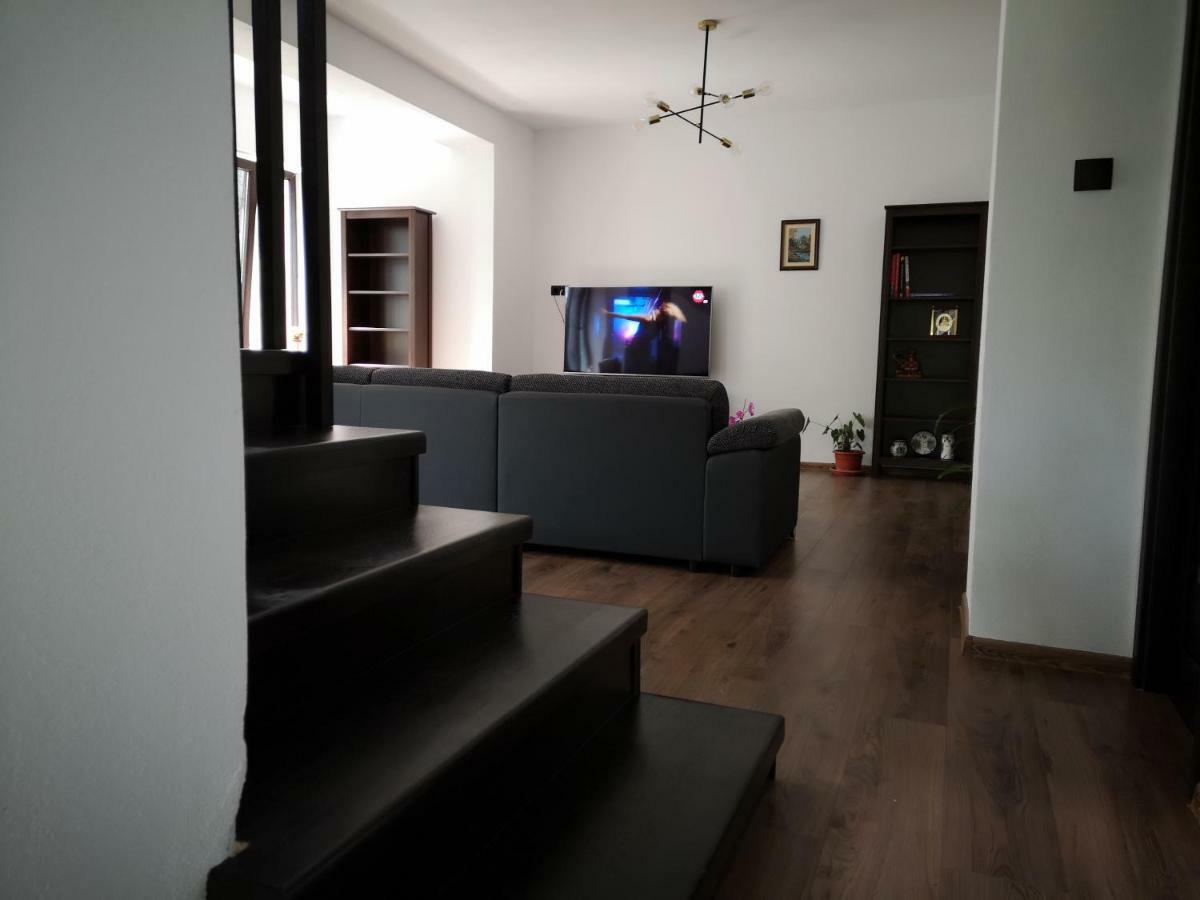 Holiday Home Esku Orşova エクステリア 写真